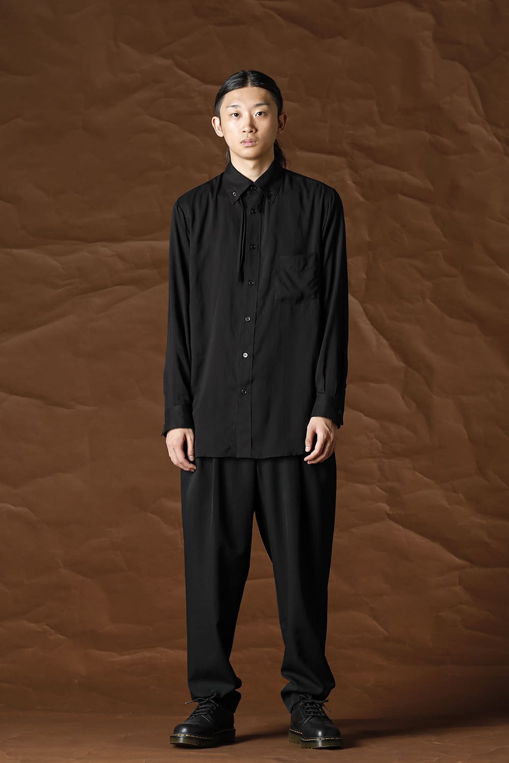 台衿 ループ付シャツ