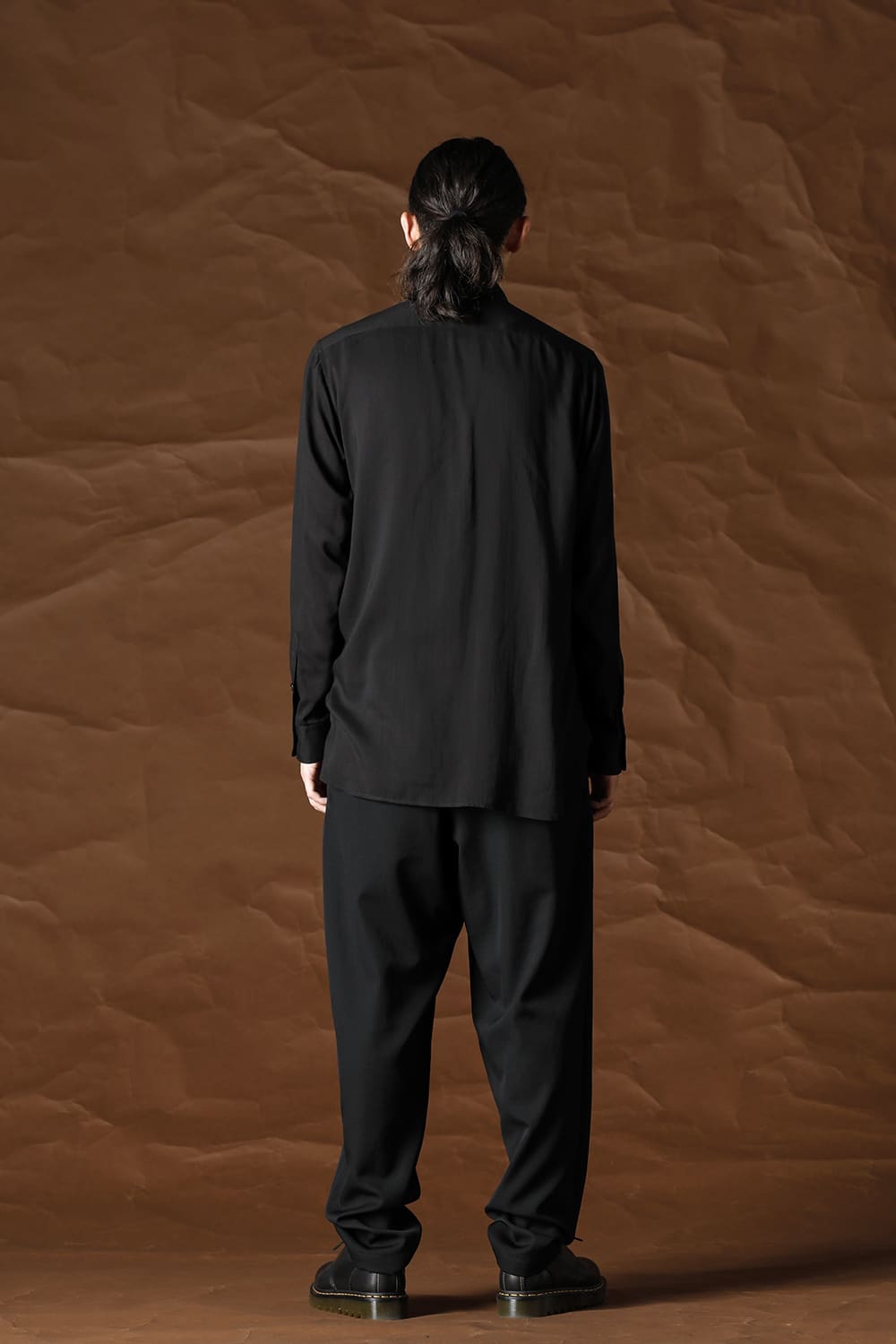 台衿 ループ付シャツ