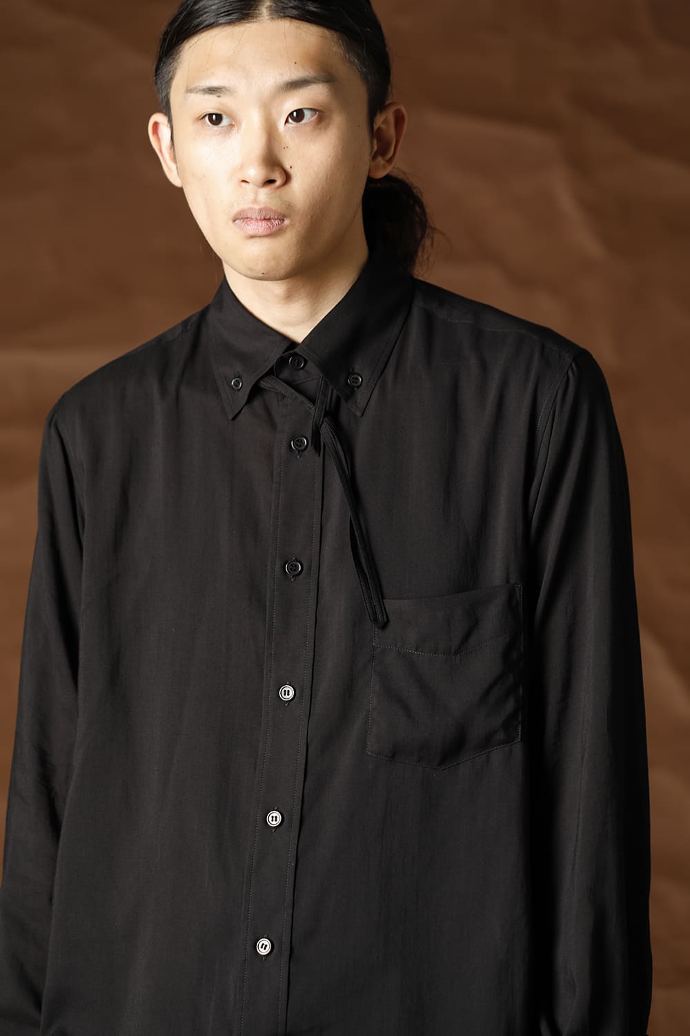 台衿 ループ付シャツ