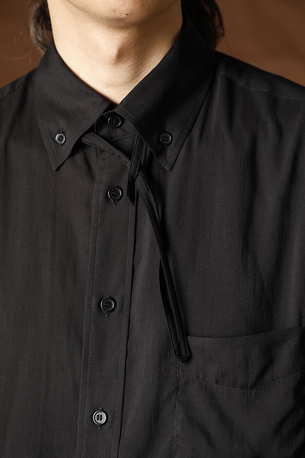 台衿 ループ付シャツ