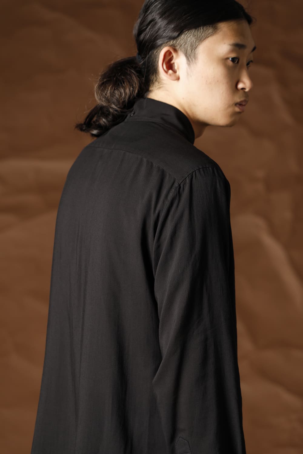 台衿 ループ付シャツ