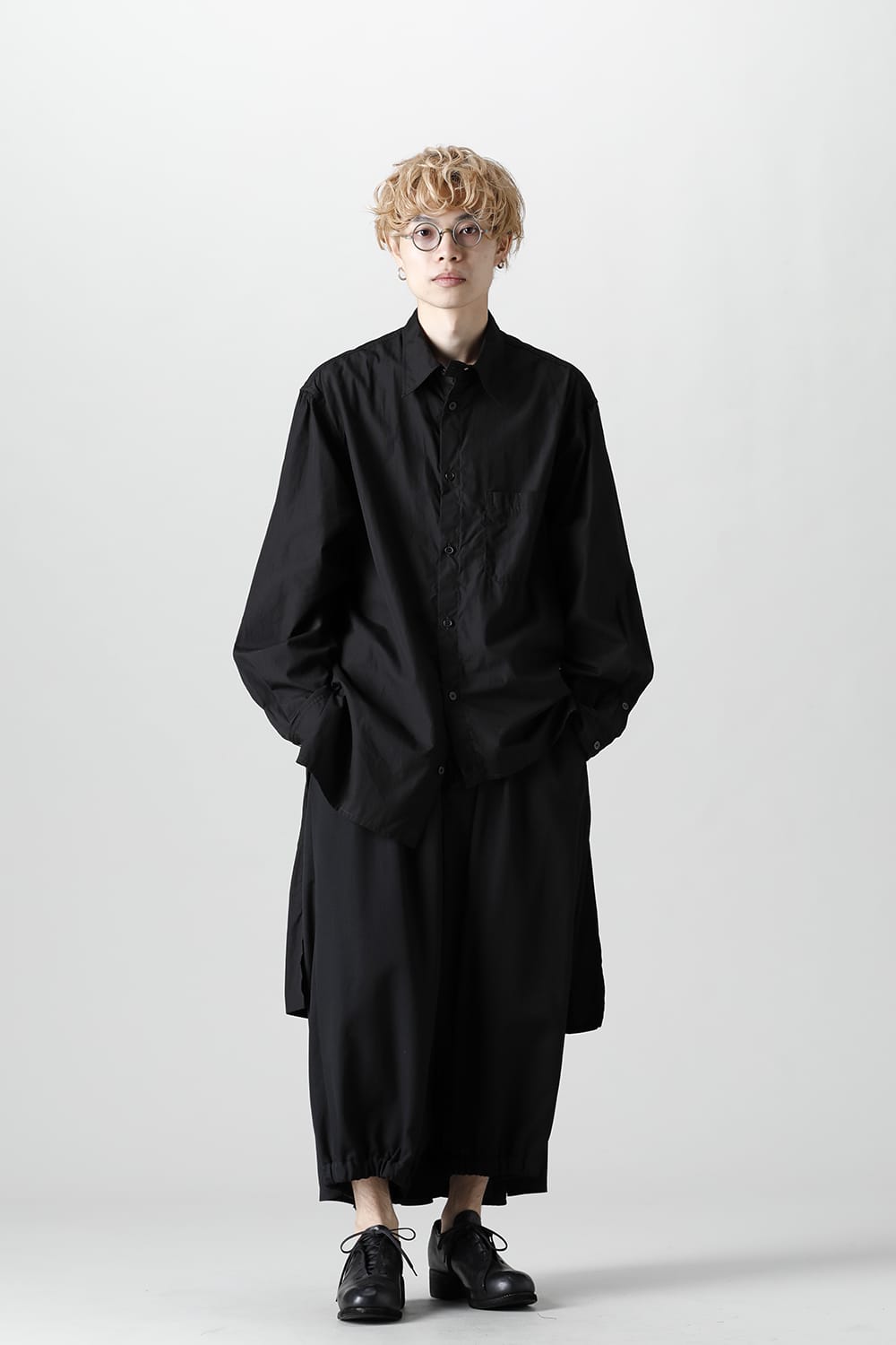 前裾段違い 環縫いブラウス ブラック