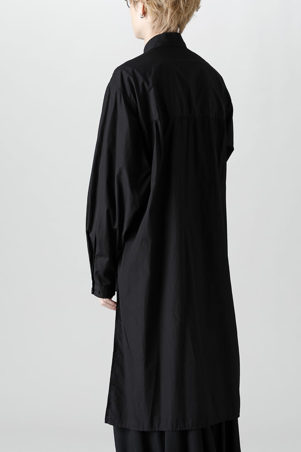 前裾段違い 環縫いブラウス ブラック