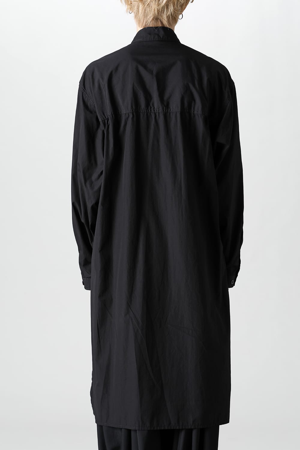 前裾段違い 環縫いブラウス ブラック