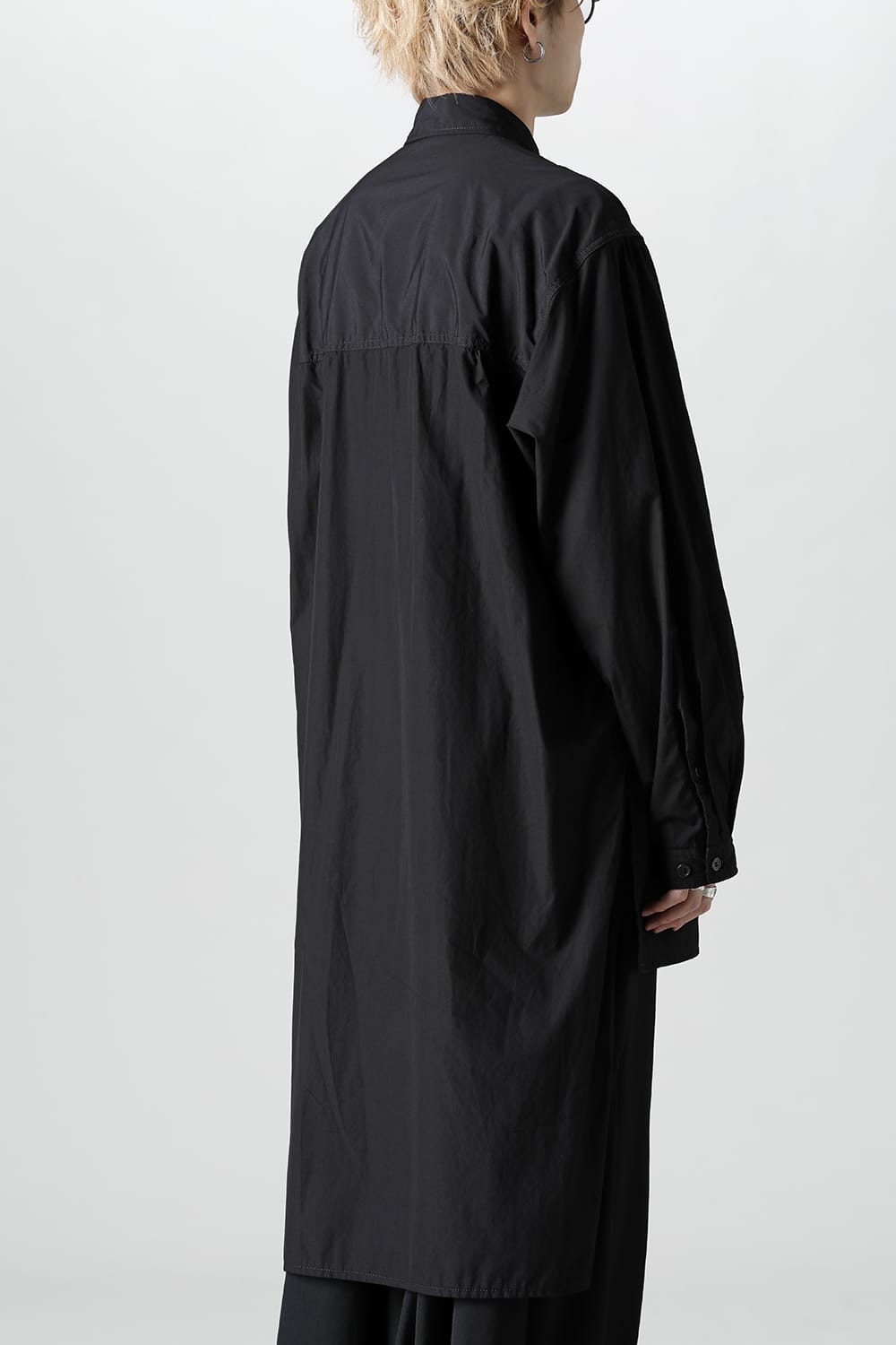 前裾段違い 環縫いブラウス ブラック