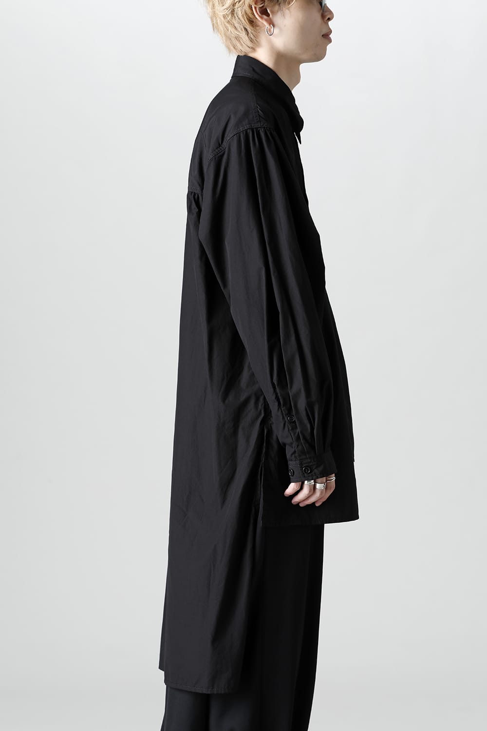 前裾段違い 環縫いブラウス ブラック