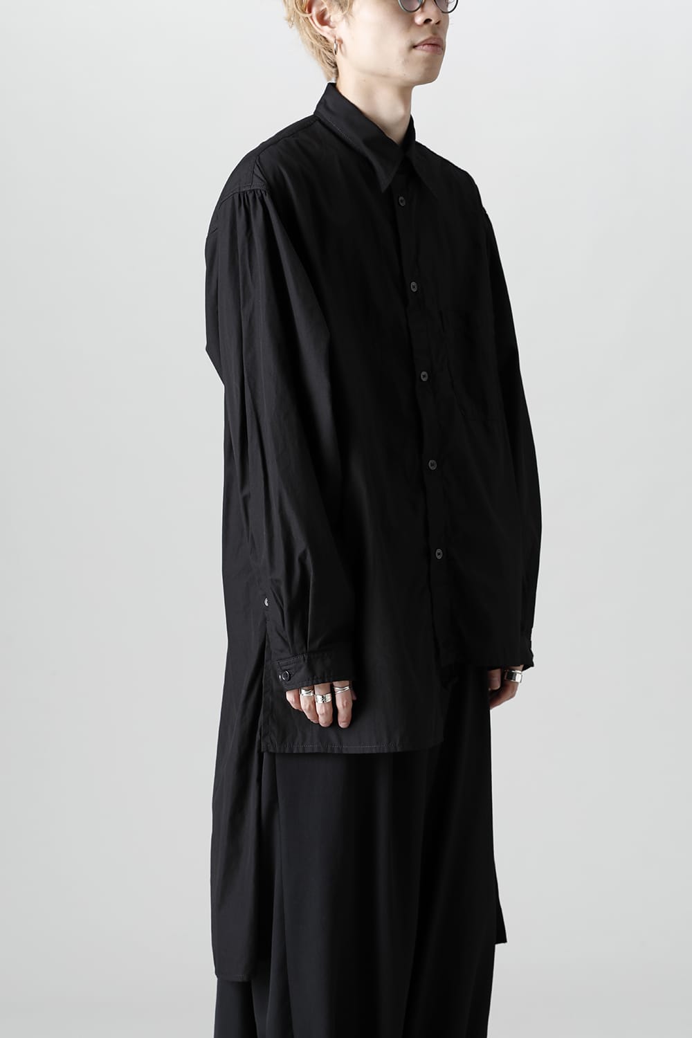 前裾段違い 環縫いブラウス ブラック