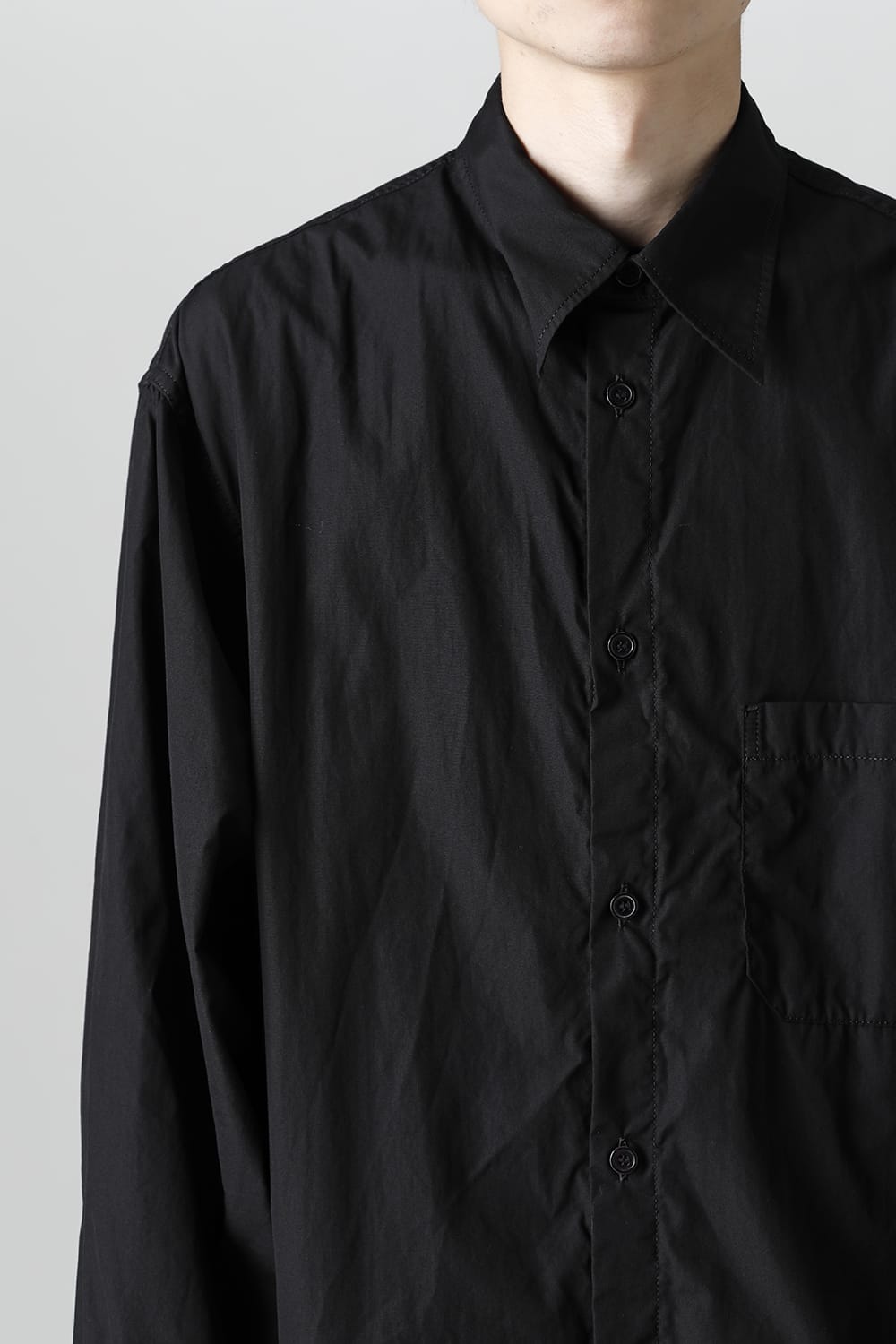 前裾段違い 環縫いブラウス ブラック