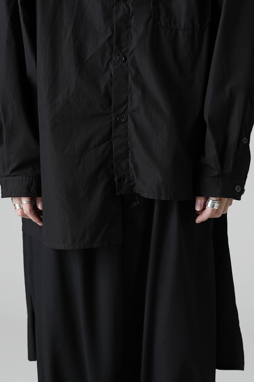 前裾段違い 環縫いブラウス ブラック