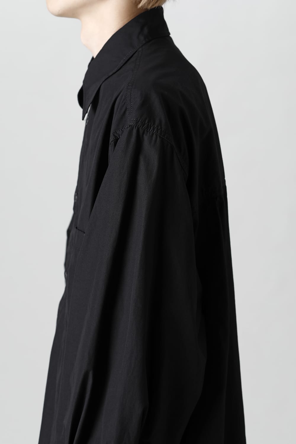 前裾段違い 環縫いブラウス ブラック