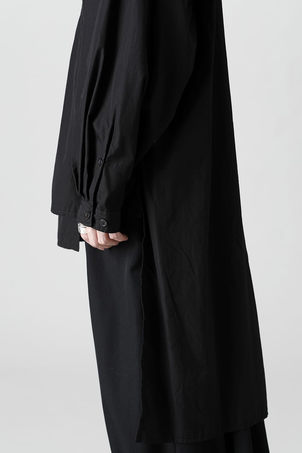 前裾段違い 環縫いブラウス ブラック