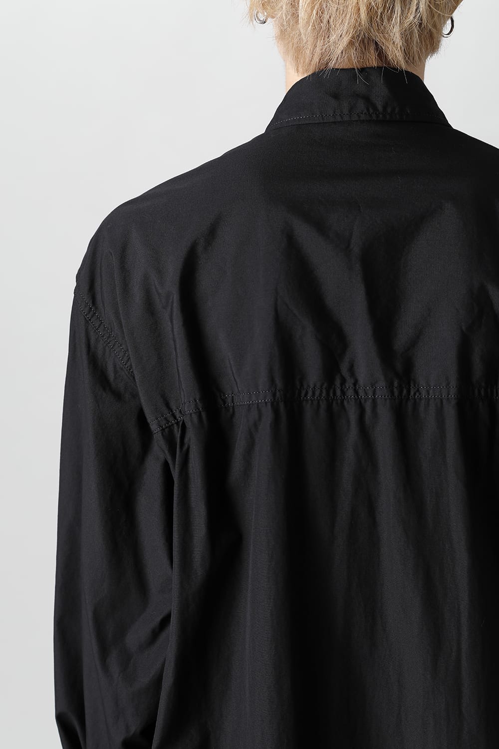 前裾段違い 環縫いブラウス ブラック