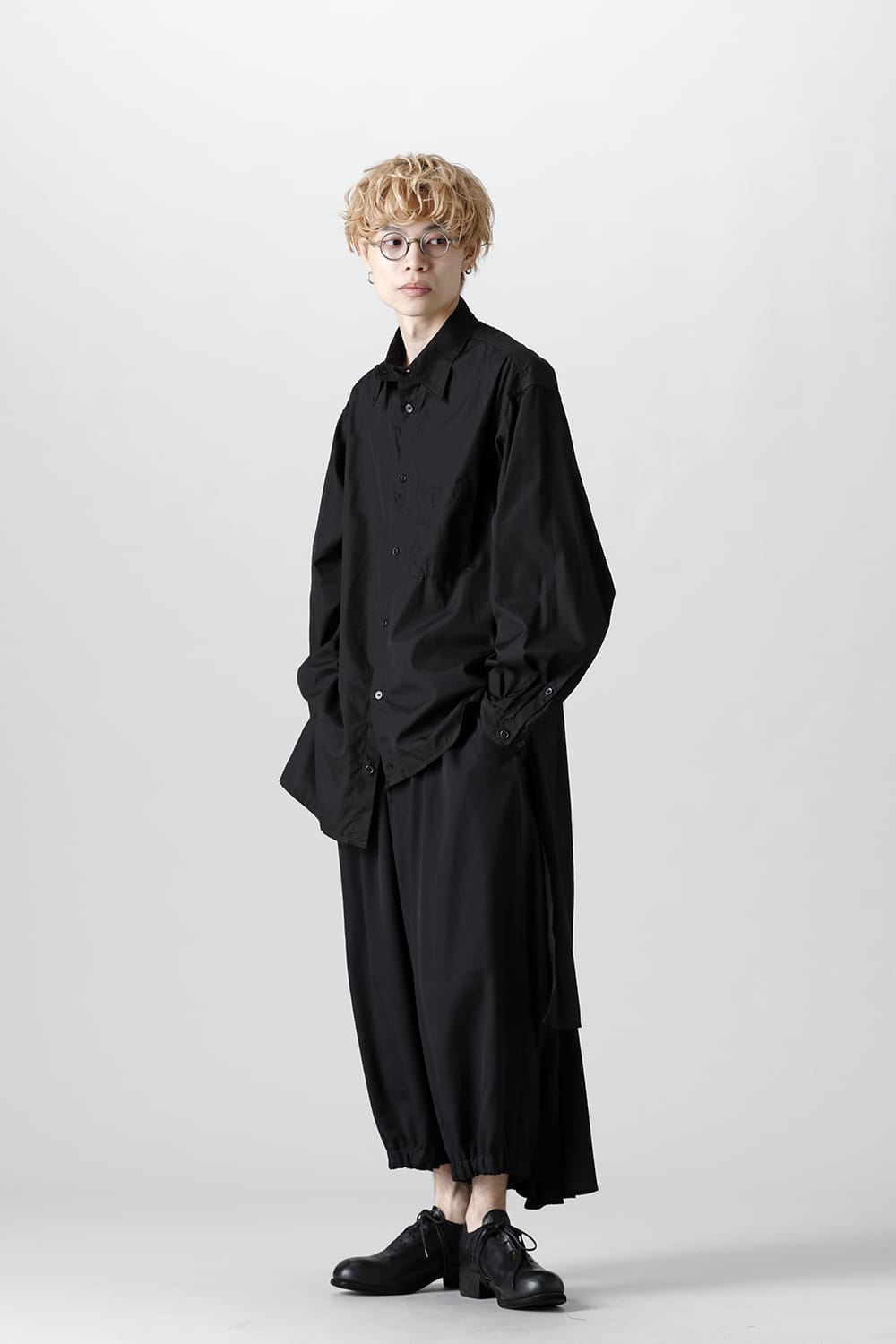 前裾段違い 環縫いブラウス ブラック