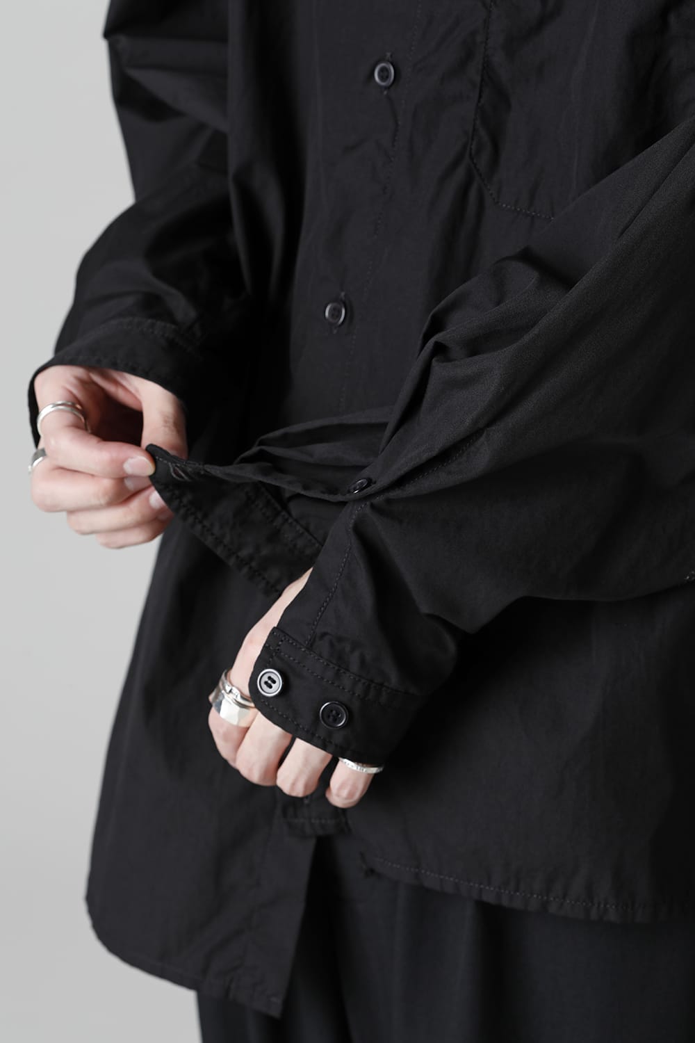 前裾段違い 環縫いブラウス ブラック