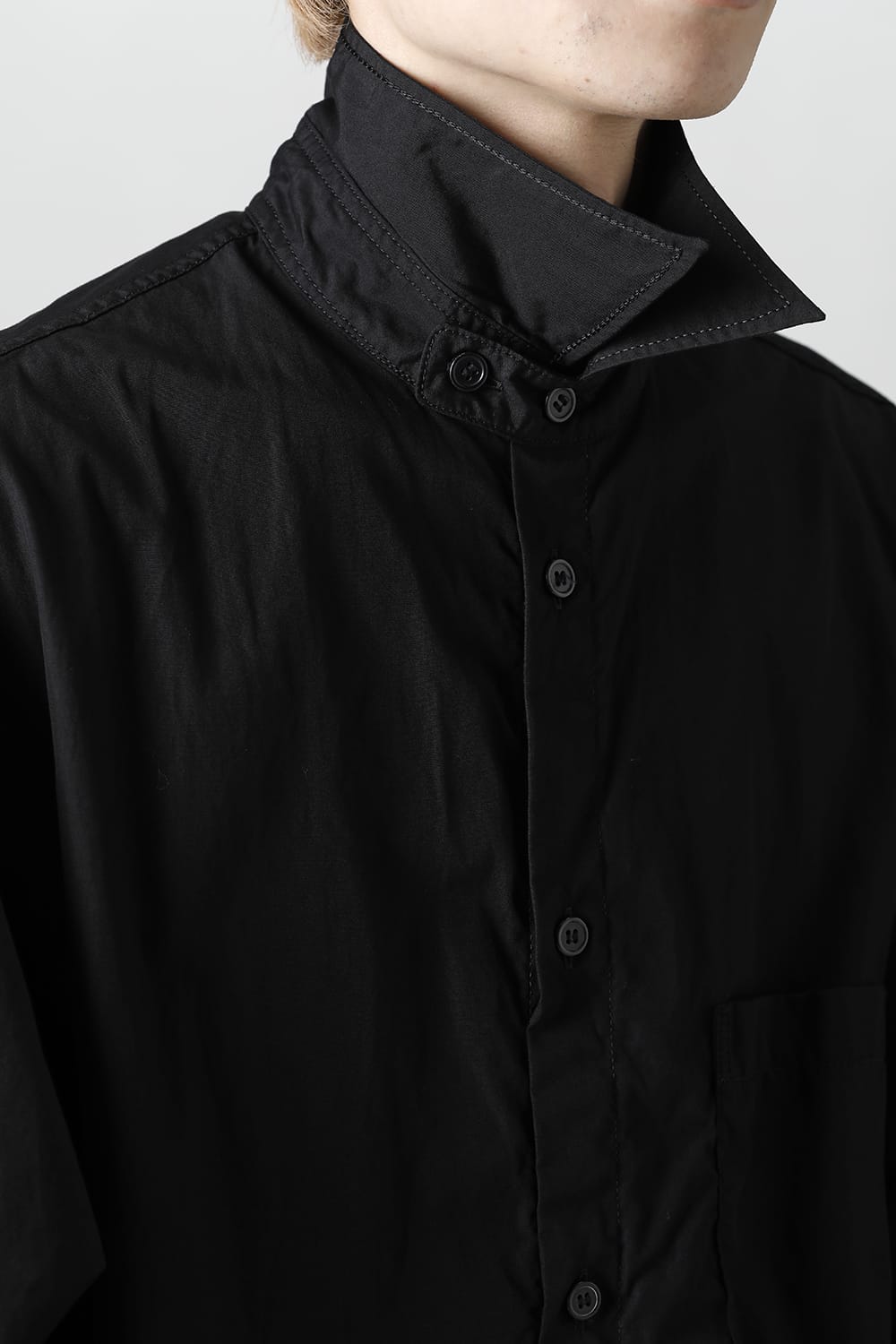 前裾段違い 環縫いブラウス ブラック