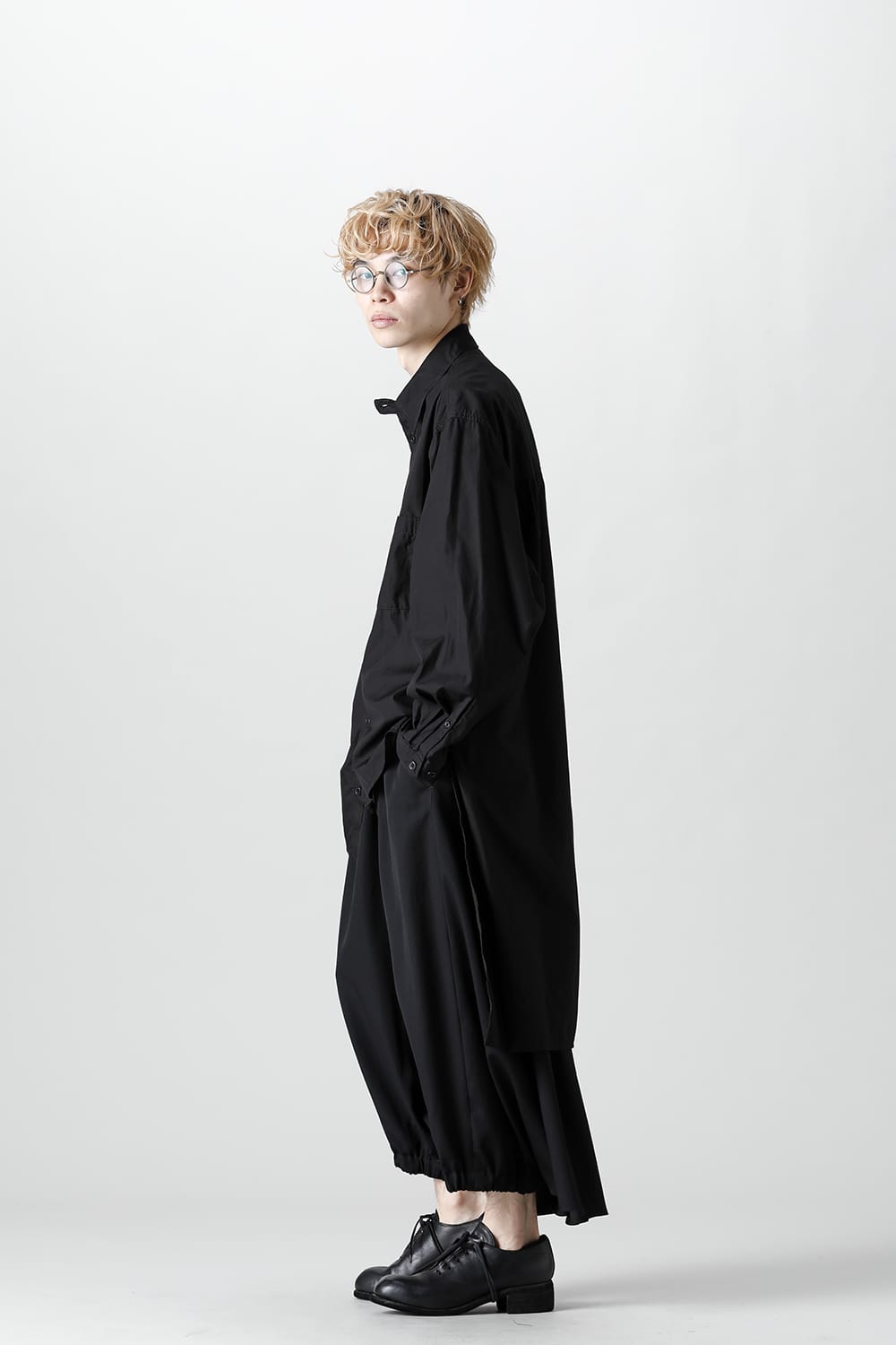 前裾段違い 環縫いブラウス ブラック