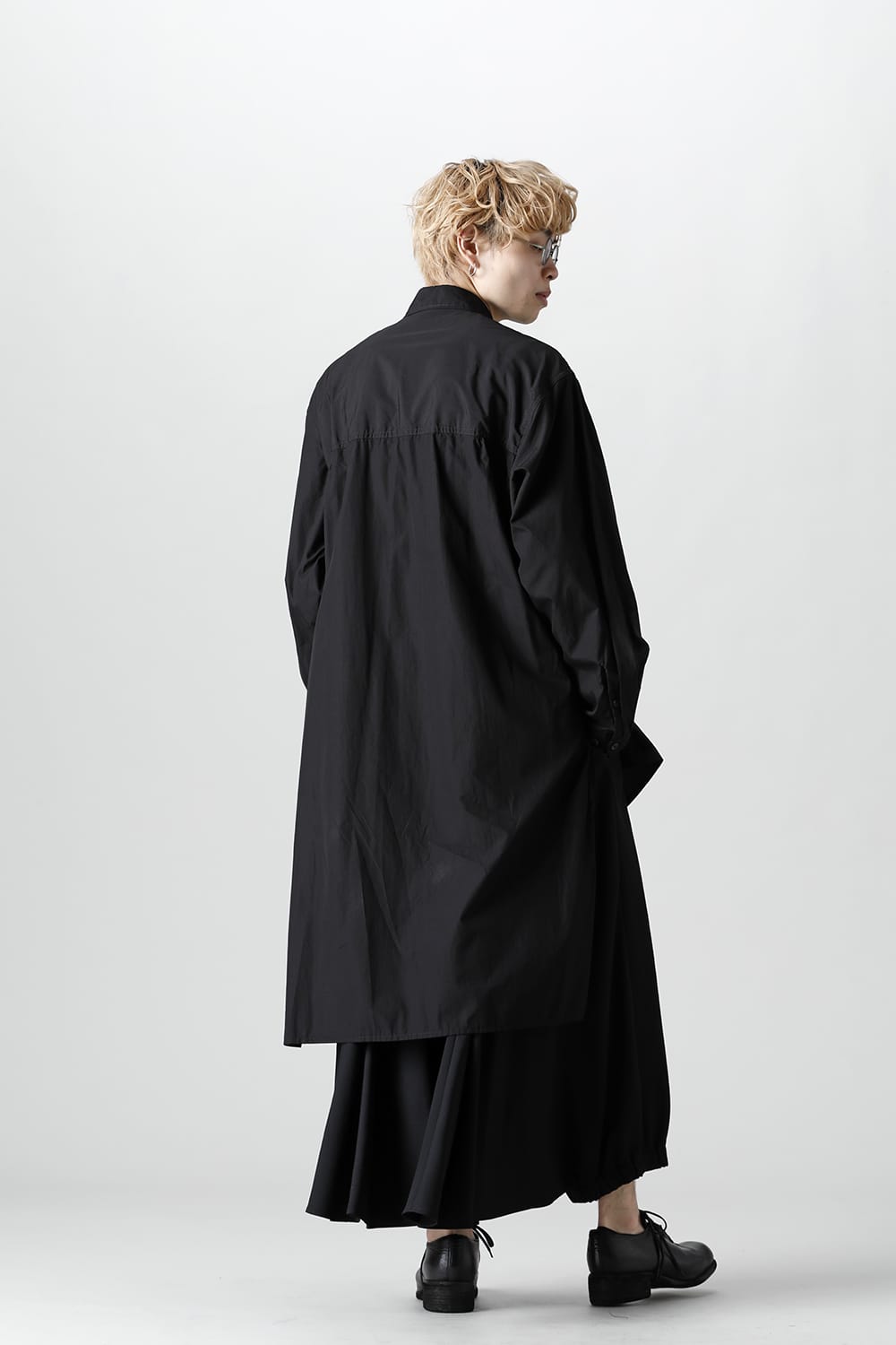 前裾段違い 環縫いブラウス ブラック