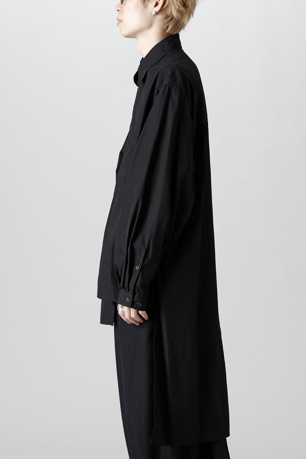 前裾段違い 環縫いブラウス ブラック