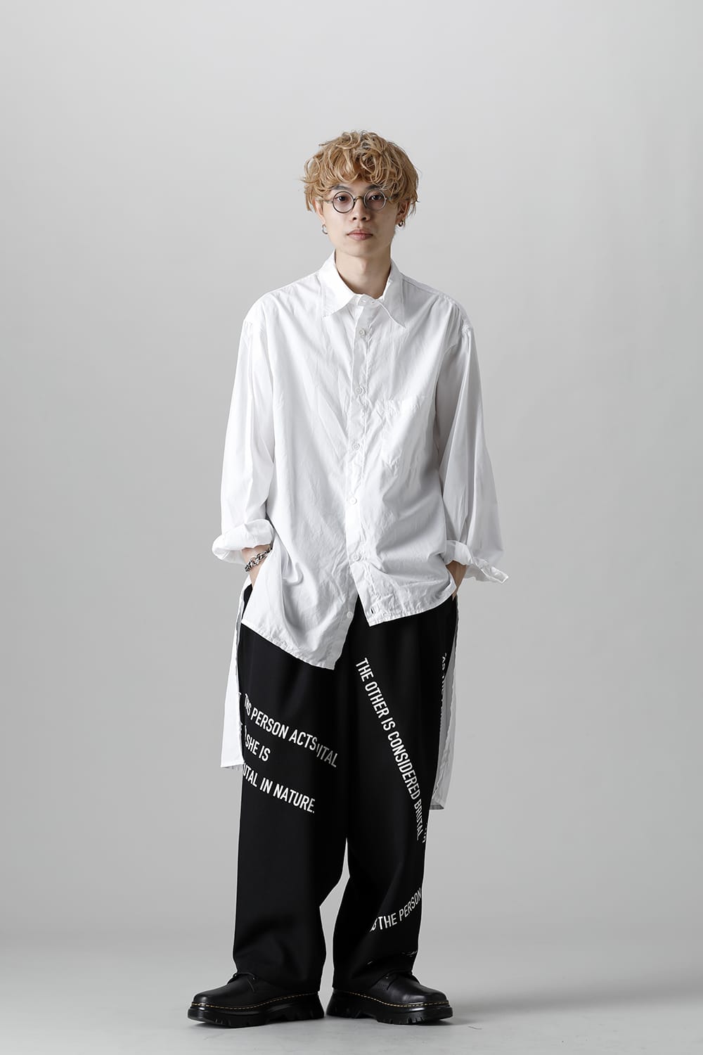 前裾段違い 環縫いブラウス ホワイト