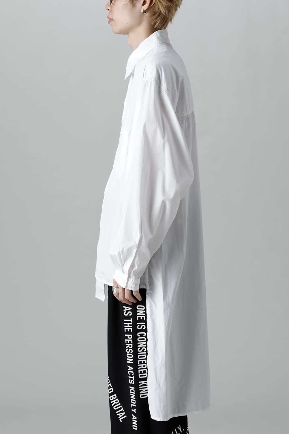 前裾段違い 環縫いブラウス ホワイト