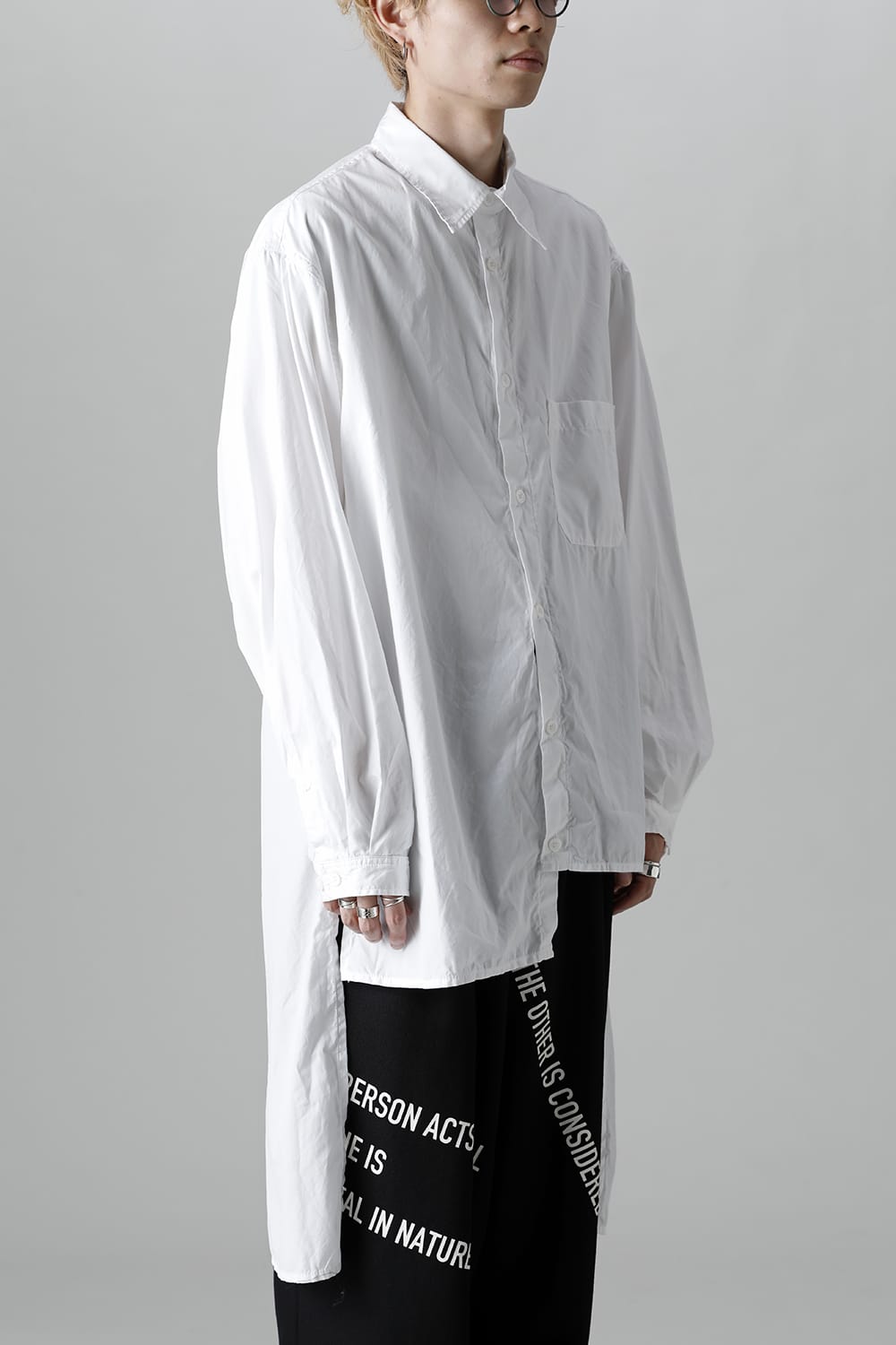 前裾段違い 環縫いブラウス ホワイト