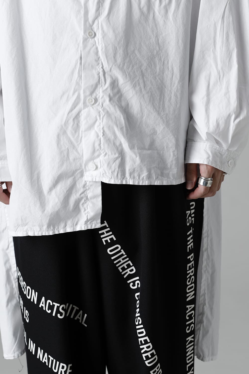 前裾段違い 環縫いブラウス ホワイト