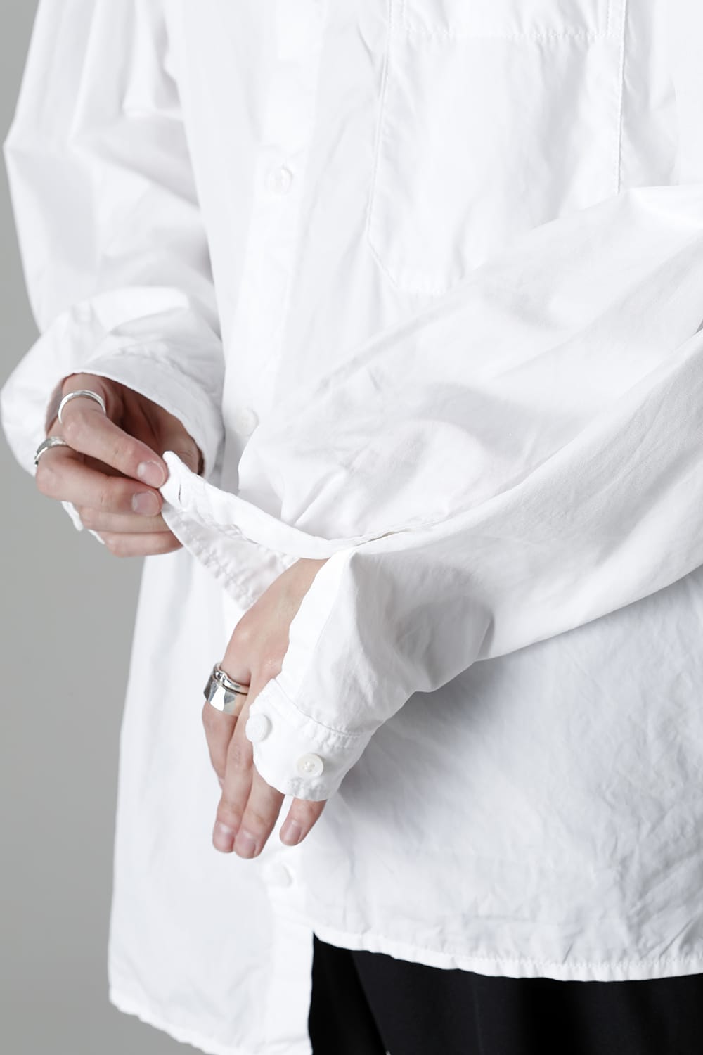 前裾段違い 環縫いブラウス ホワイト