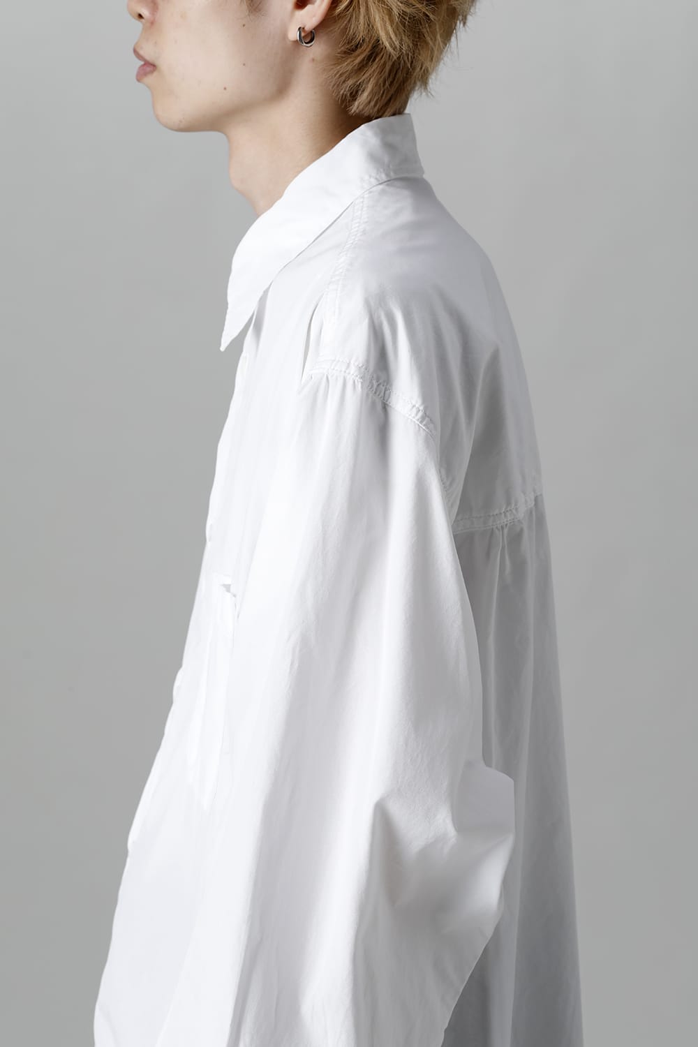 前裾段違い 環縫いブラウス ホワイト