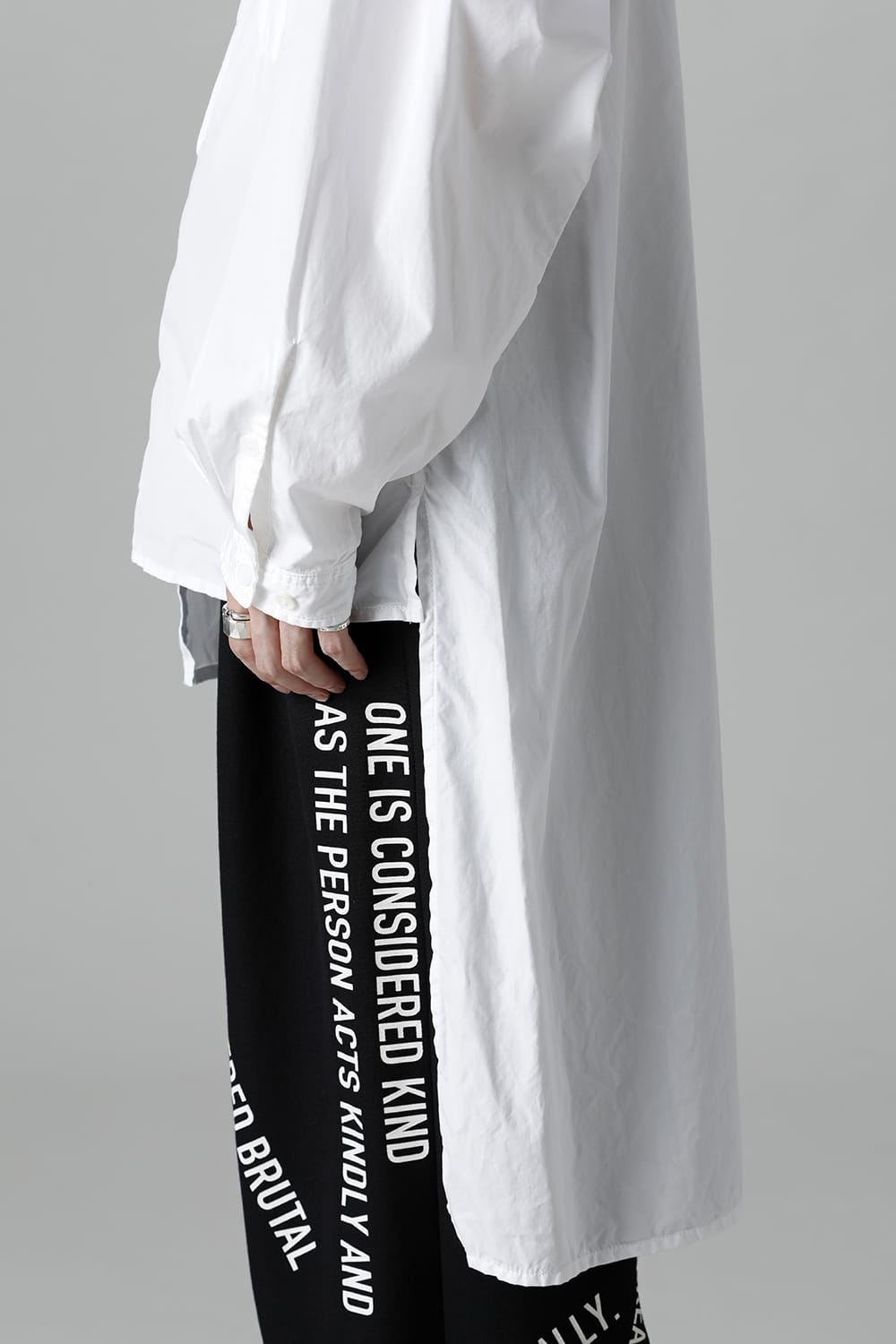 前裾段違い 環縫いブラウス ホワイト