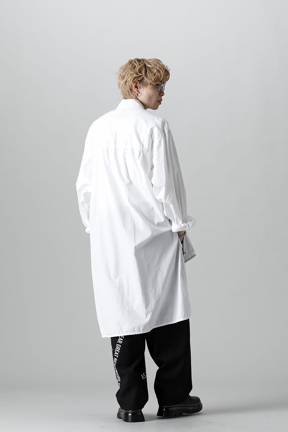 前裾段違い 環縫いブラウス ホワイト