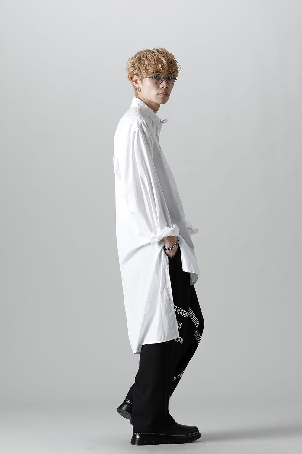 前裾段違い 環縫いブラウス ホワイト