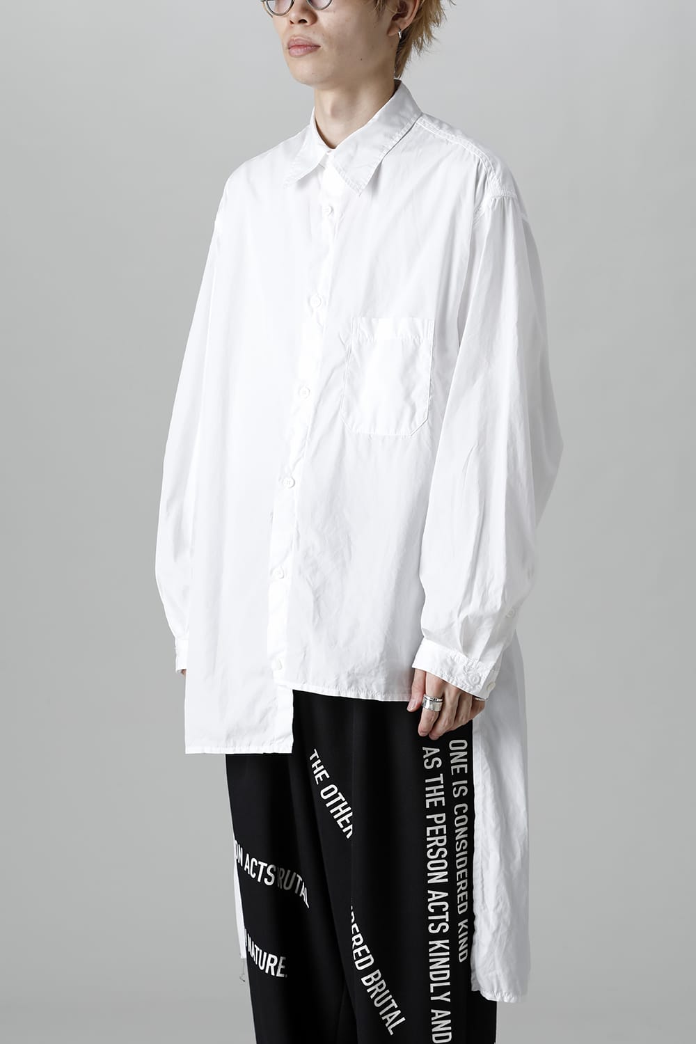 前裾段違い 環縫いブラウス ホワイト