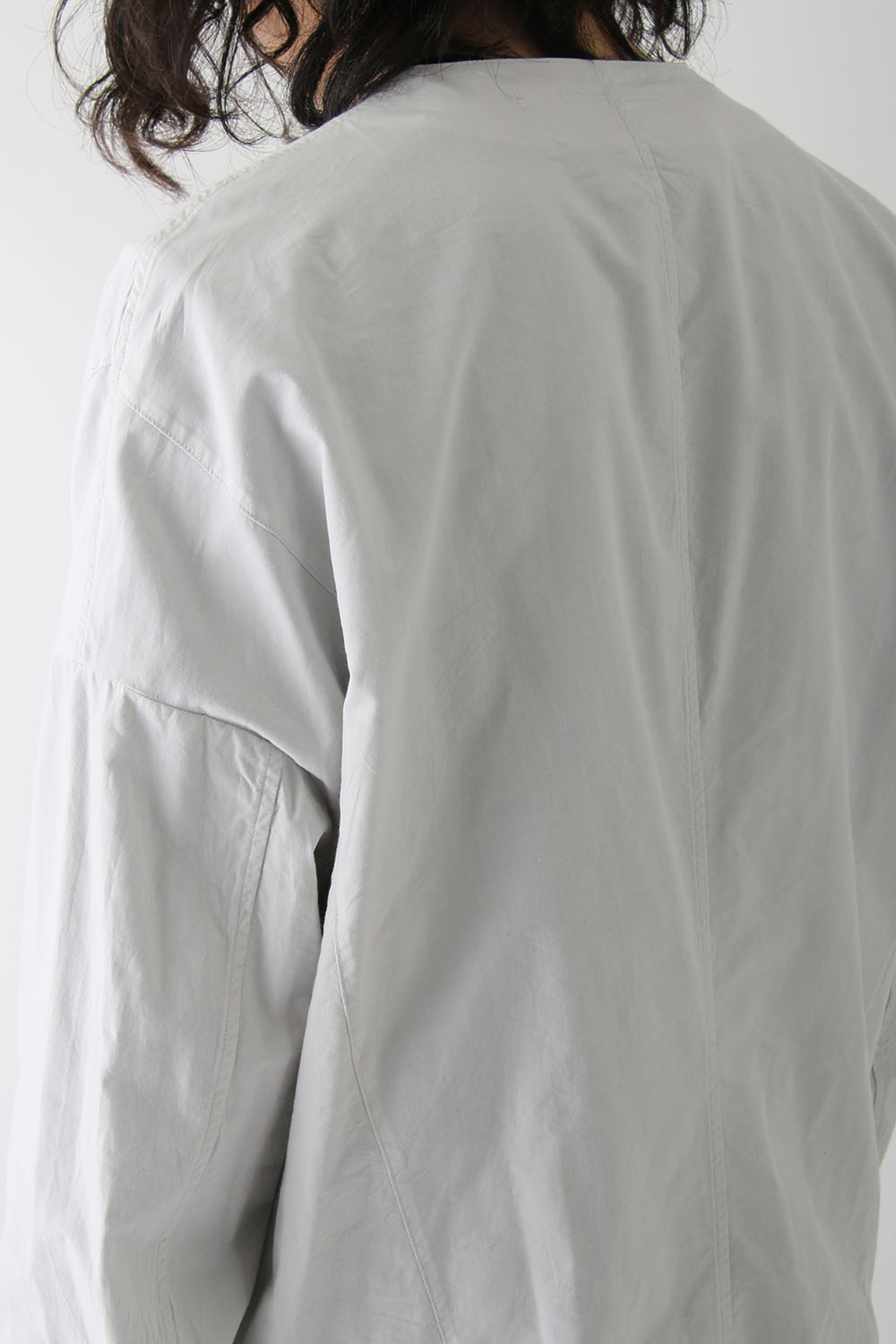 SEAMED COLLARLESS SHIRT