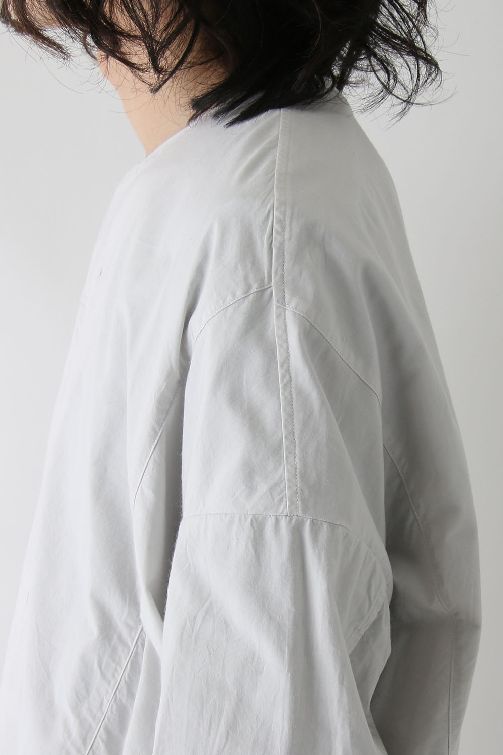 SEAMED COLLARLESS SHIRT