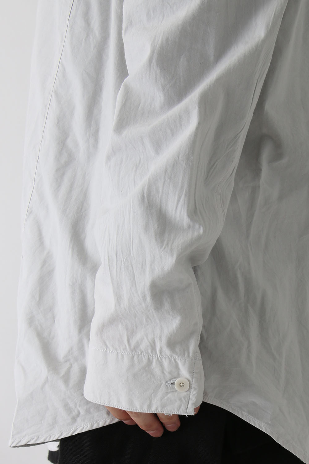 SEAMED COLLARLESS SHIRT