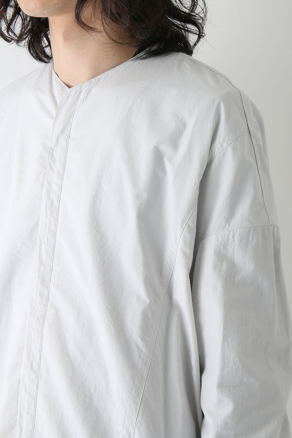 SEAMED COLLARLESS SHIRT