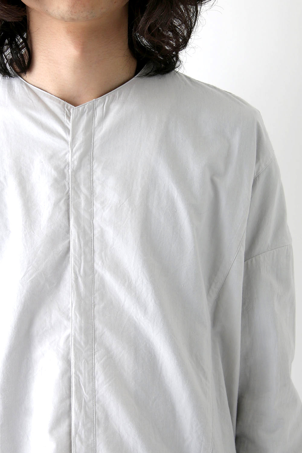 SEAMED COLLARLESS SHIRT