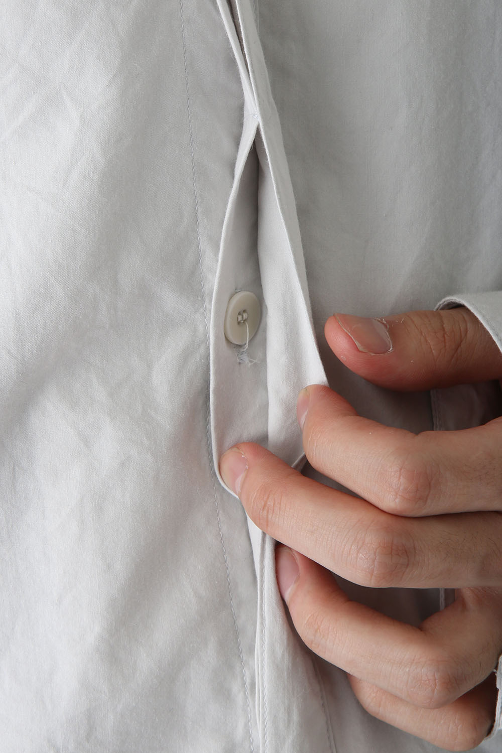 SEAMED COLLARLESS SHIRT