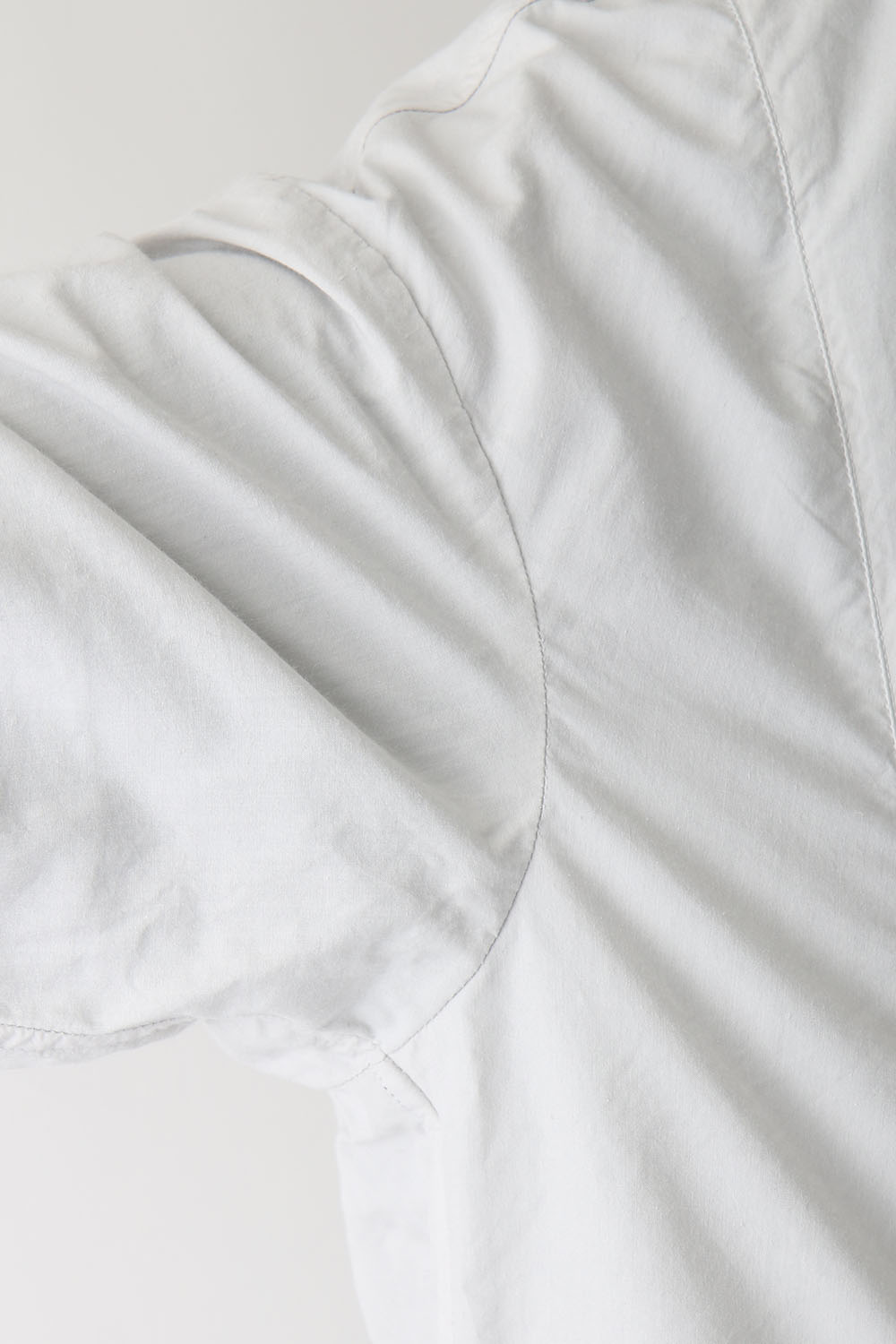 SEAMED COLLARLESS SHIRT