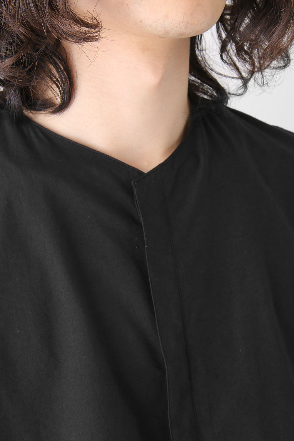 SEAMED COLLARLESS SHIRT