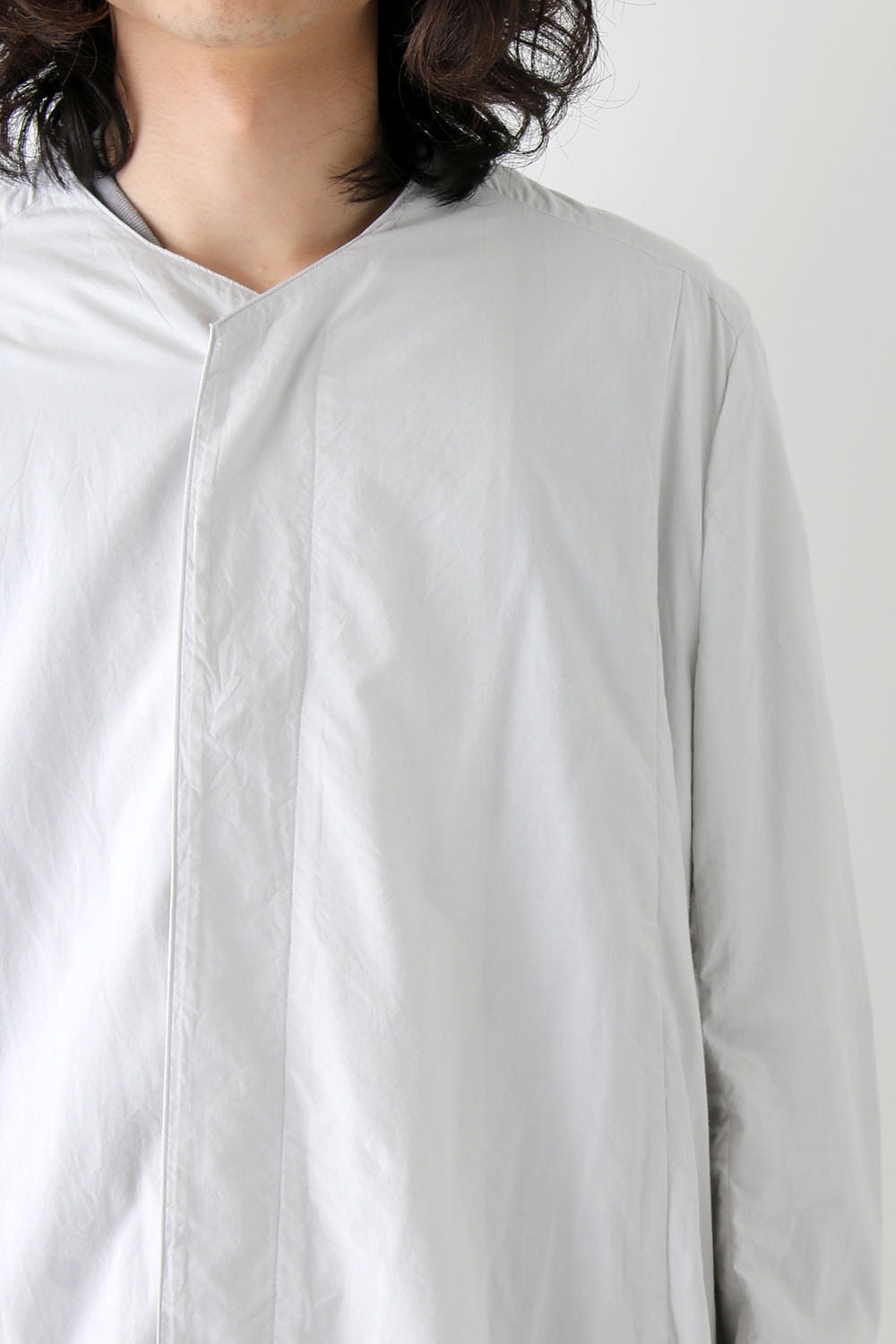 SEAMED COLLARLESS SHIRT COAT