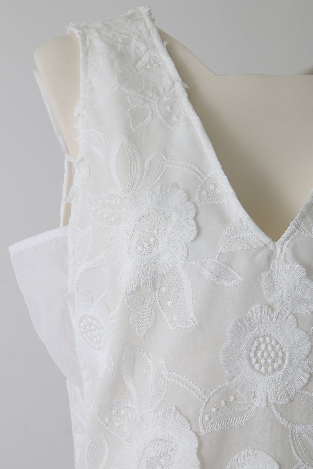 FRINGE EMB SLEEVELESS TOP - 17S-SH-01