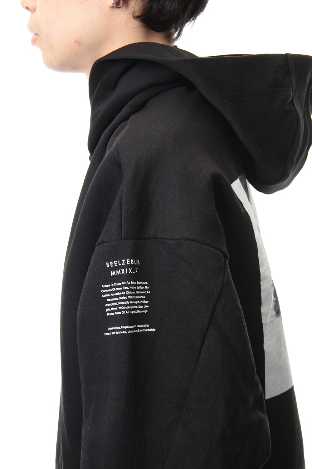 SEAMED SLEEVE PRINT HOODIE Black