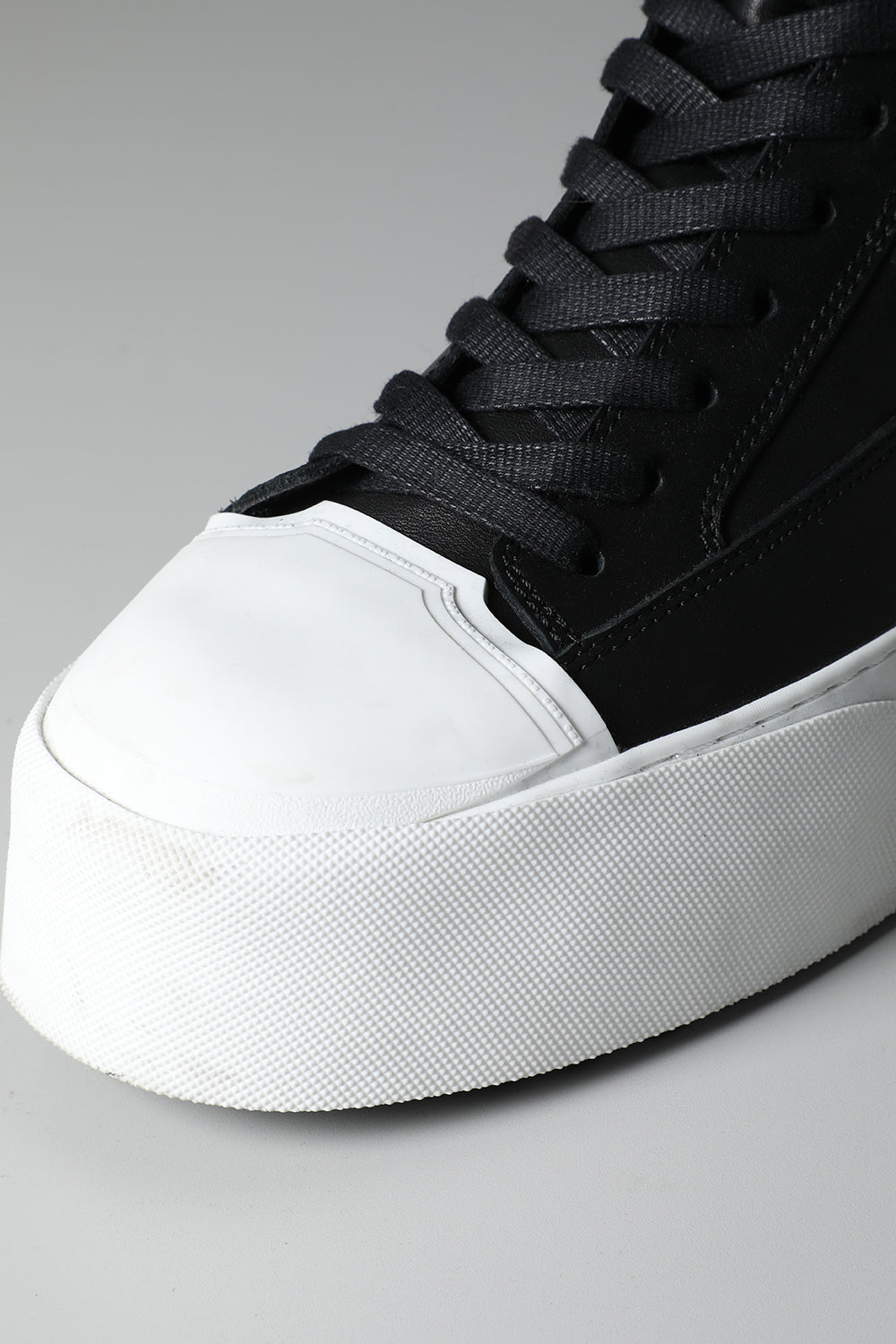 Cow Leather Lace Up Sneaker Black × White