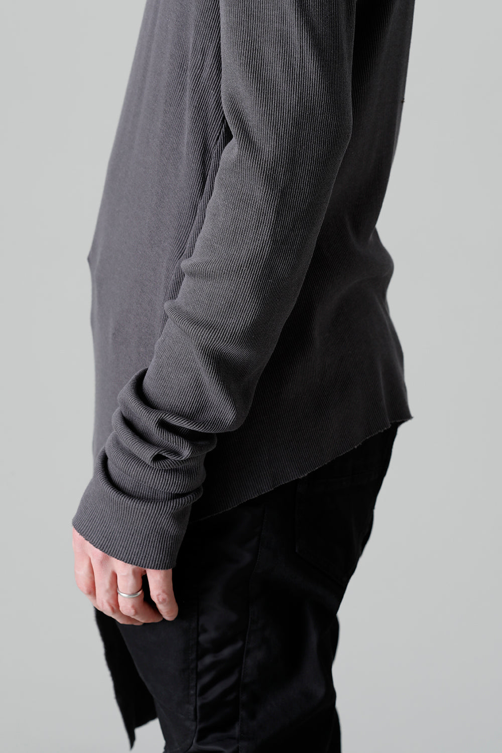 リブ アシンメトリーカットソー チャコール