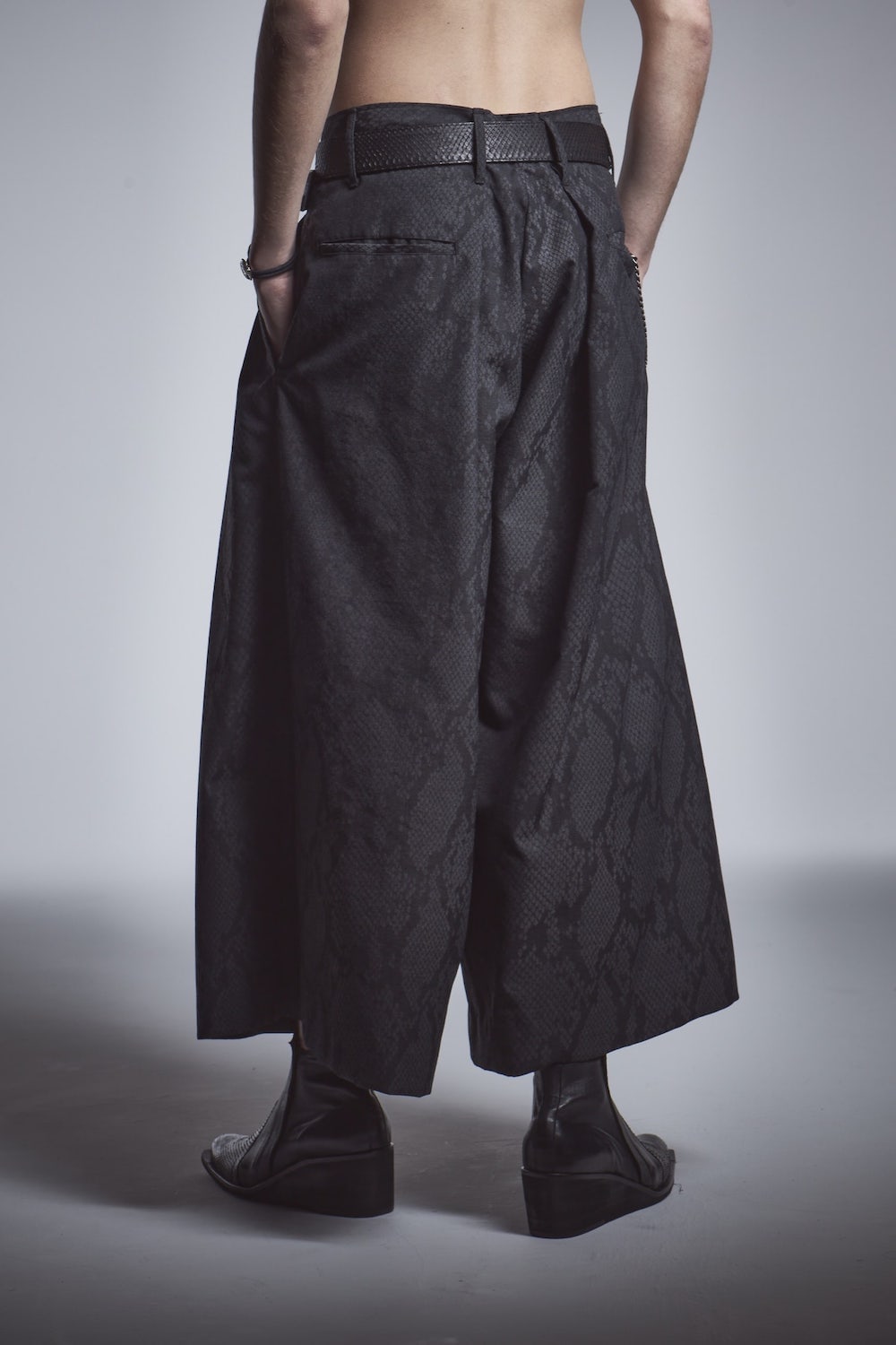 Wide Tuck Slacks Black x Gray