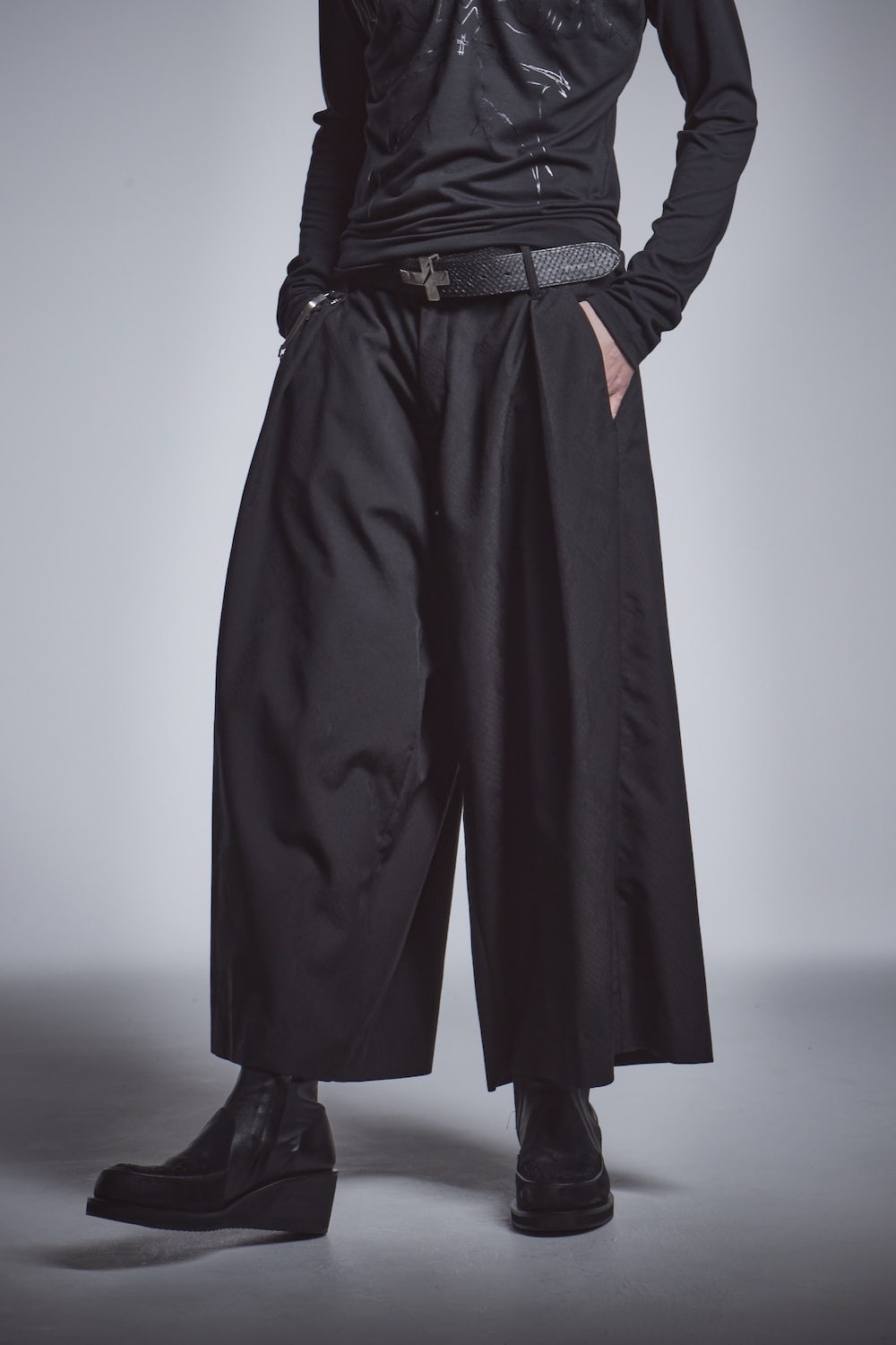 Wide Tuck Slacks Black x Black