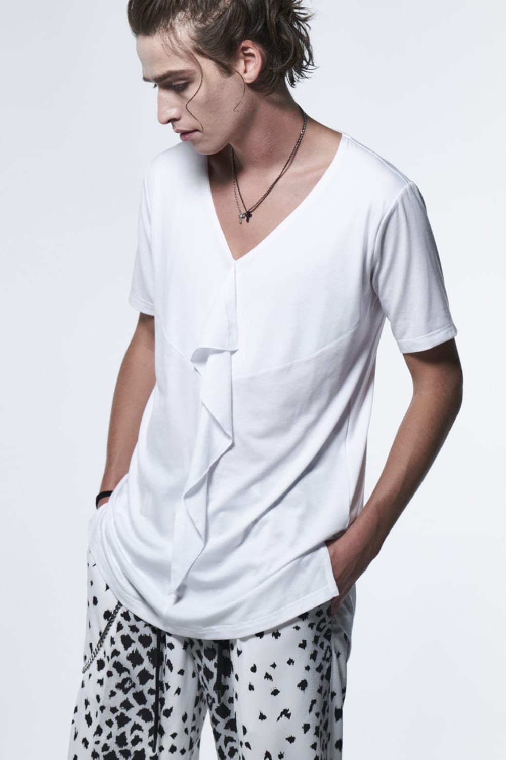 フリル VネックTシャツ ホワイト