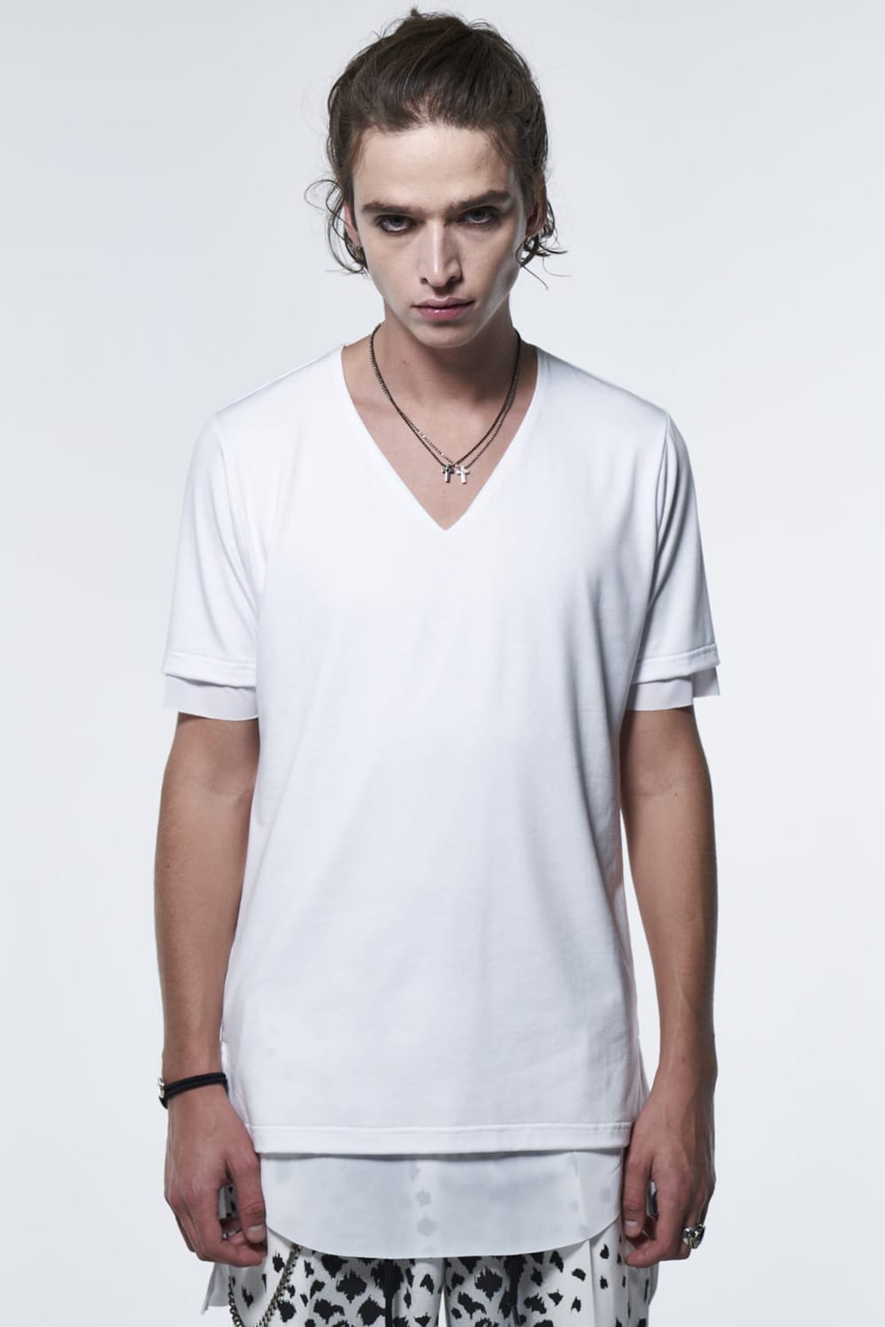 V-neck layered T-shirts White & White