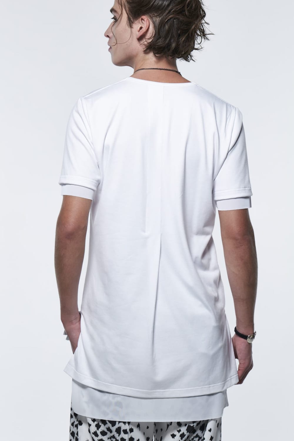 V-neck layered T-shirts White & White